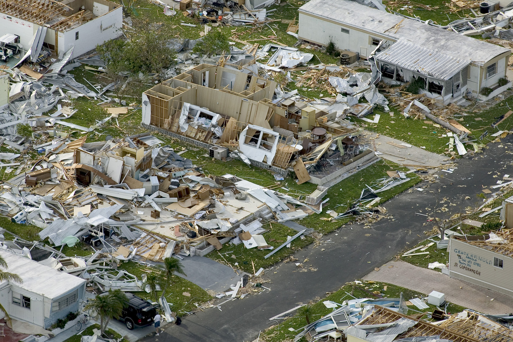 Effects_of_Hurricane_Charley_from_FEMA_Photo_Library_7.jpg