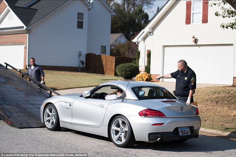 3A0BD4CA00000578-3905812-Authorities_removed_the_cars_from_Kohlhepp_s_garage_include_his_-a-47_1478285542750.jpg