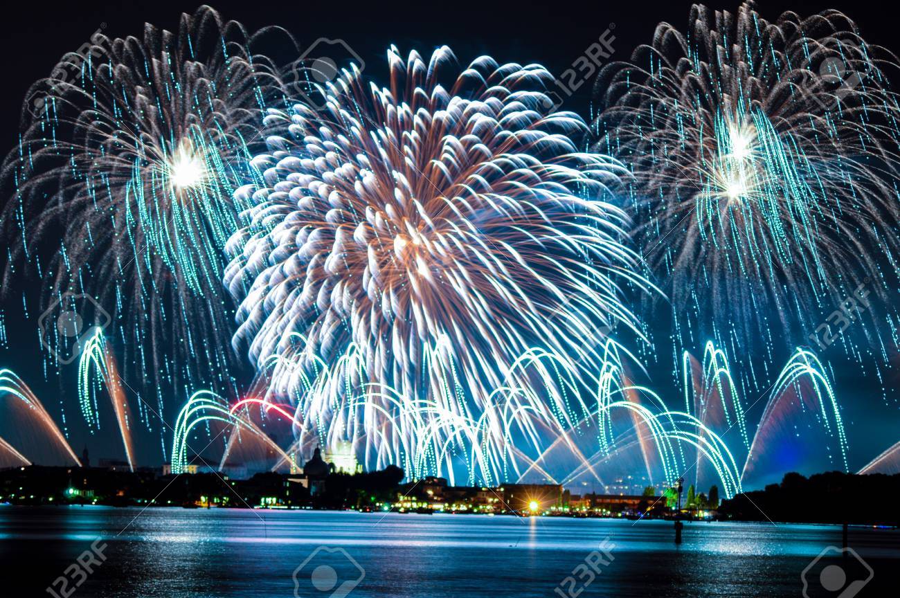 30262170-Fireworks-celebration-Redentore-venice-Italy--Stock-Photo.jpg