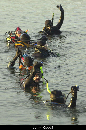The Alameda County Sheriff's dive team prepares to dive along the shoreline of Cesar Chavez park north of the Berkeley Marina late Saturday afternoon January 4, 2003 searching for Laci Peterson, the missing Modesto woman. (Contra Costa Times/Karl Mondon/January 4, 2003)