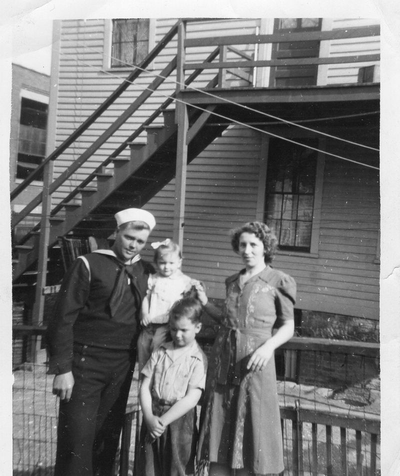 ray-with-his-parents-and-sis-photo-from-bev-zell_orig.jpg
