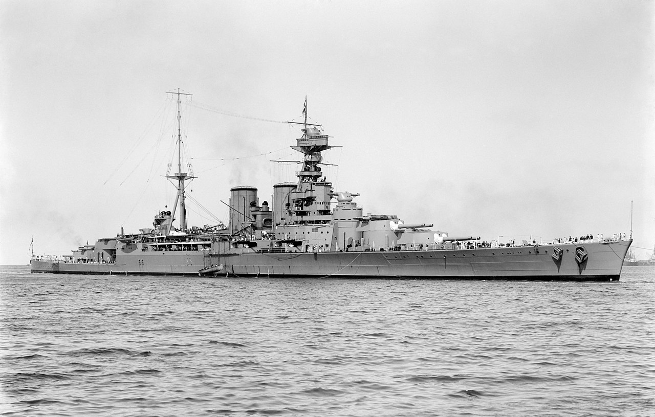 1280px-HMS_Hood_(51)_-_March_17%2C_1924.jpg