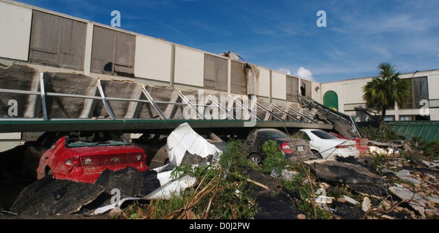 cars-crushed-by-rubble-after-hurricane-charley-d0j2pw.jpg