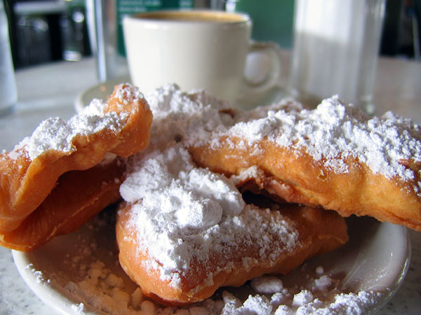 2006_11_cafe_du_monde_beignets.jpg