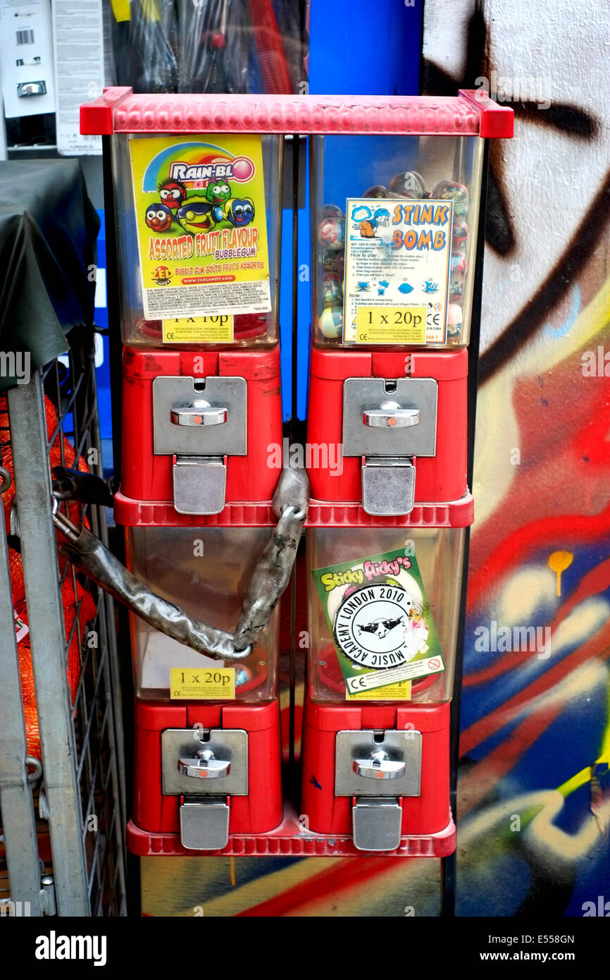 1980s-vending-machines-outside-newsagent-in-shoreditch-east-london-E558GN.jpg