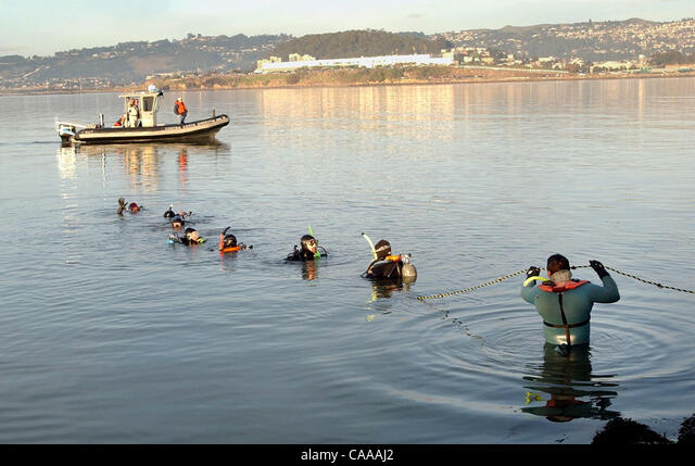 The Alameda County Sheriff's dive team searches the shoreline of Cesar Chavez park north of the Berkeley Marina late Saturday afternoon January 4, 2003 for Laci Peterson, the missing Modesto woman. (Contra Costa Times/Karl Mondon/January 4, 2003)