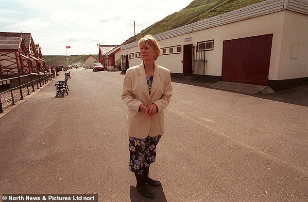 33249064-8738705-Doris_Clark_pictured_in_1998_on_Saltburn_beach_the_last_place_he-a-25_1600251000980.jpg