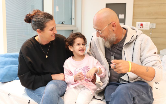 Avigail Idan is reunited with her aunt Liron and uncle Zuli at the Schneider children's hospital on November 27, 2023. (Schneider hospital)In the photos: the first hours of Avigail in the department, together with her family: her aunt Liron, uncle Zuli, Shlomit and Eitan her grandparents.