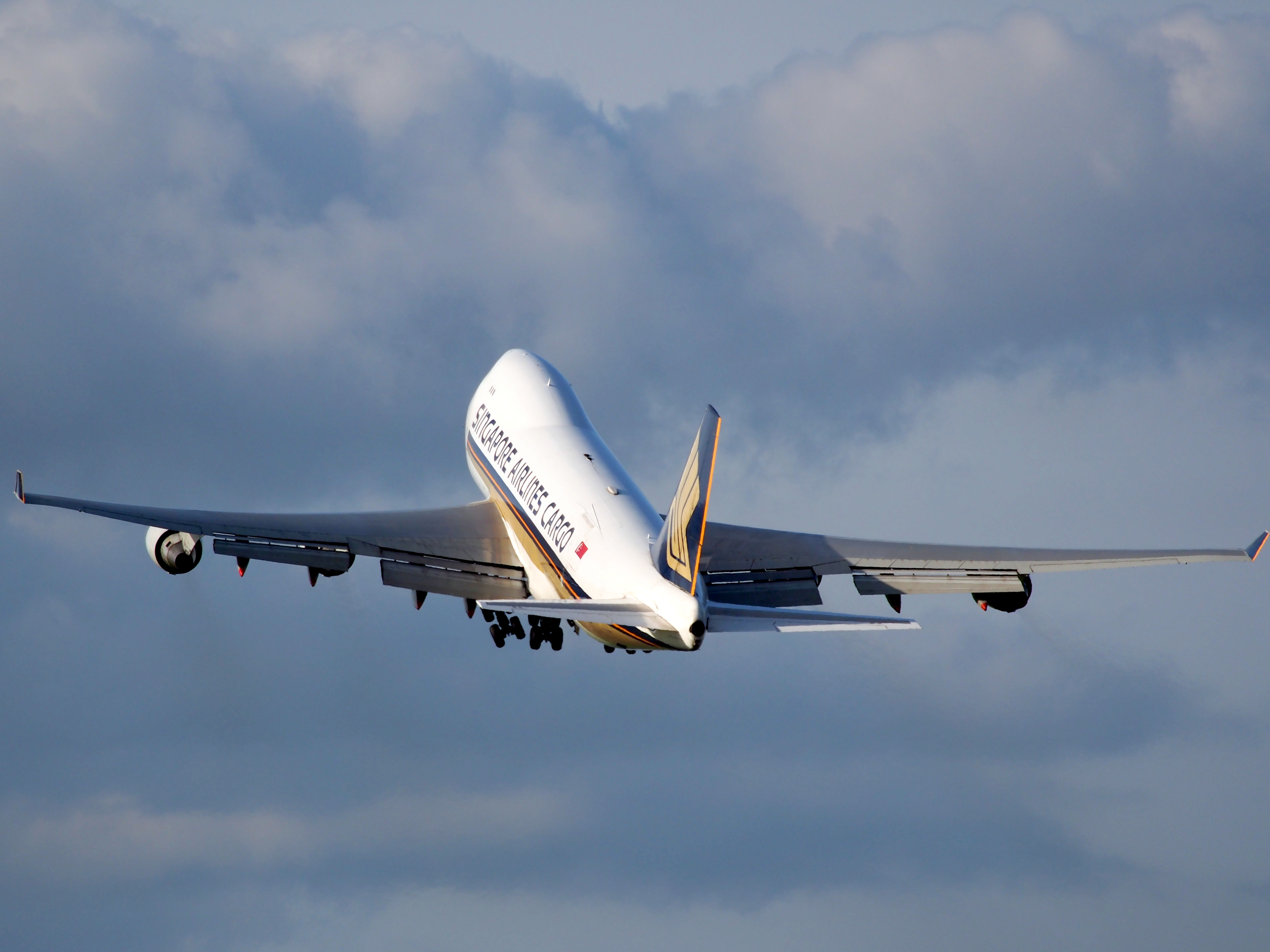 9V-SFG_Singapore_Airlines_Cargo_Boeing_747-412F_takeoff_from_Polderbaan,_Schiphol_(AMS_-_EHAM)_at_sunset,_pic4.JPG