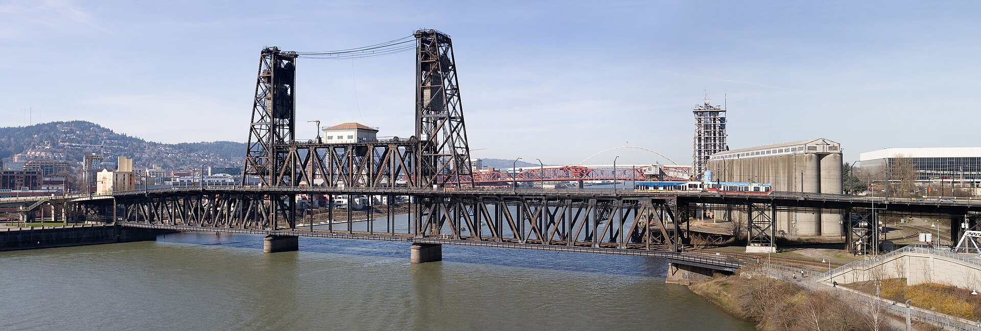 1920px-SteelBridgePano1.jpg