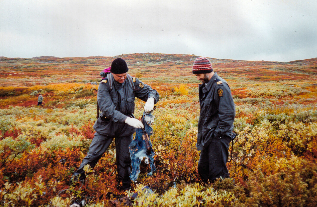 THE DEPARTMENT: The sheriff's officers Øyvind Tuvnes and Torstein Seim (right) pick up a pair of jeans at the discovery site on the Hardangervidda 13 September 1992. Photo: Private