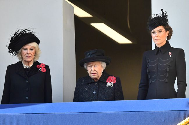 the-queen-with-kate-middleton-balcony-z.jpg