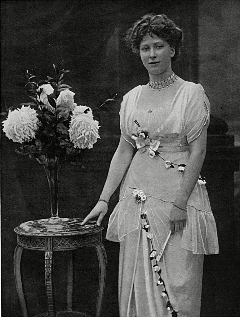 tatler-cover-princess-mary-s-christmas-tin-ww1-1914-e1544574609644-774x1024.jpg